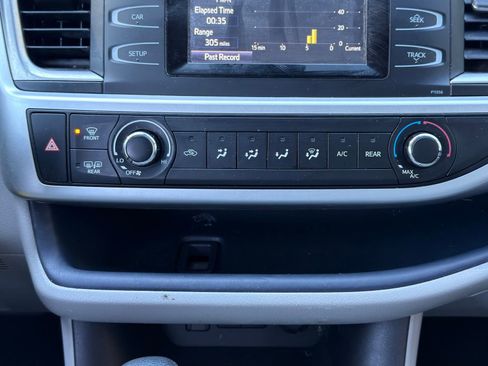 Used 2018 Toyota Highlander LE image 19