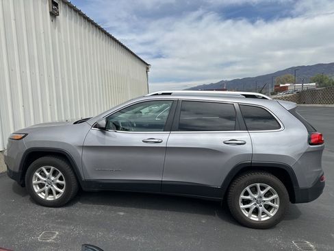 Used 2018 Jeep Cherokee Latitude w/ Cold Weather Group image 6
