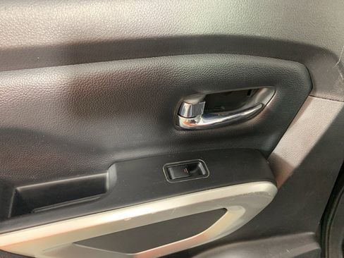 Used 2017 Nissan Titan SV image 31