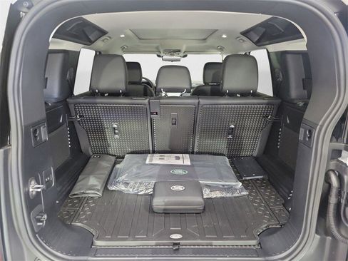 New 2024 Land Rover Defender 110 SE image 30