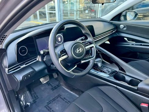 Used 2025 Hyundai Elantra SEL image 11