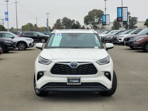 Used 2021 Toyota Highlander XLE image 2
