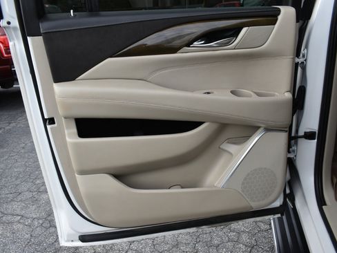 Used 2020 Cadillac Escalade ESV Premium Luxury image 35