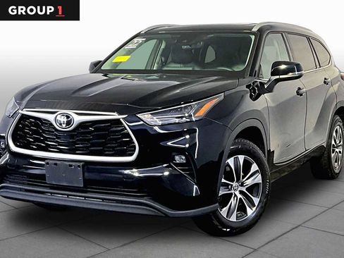 Used 2022 Toyota Highlander XLE AWD/4WD image 1