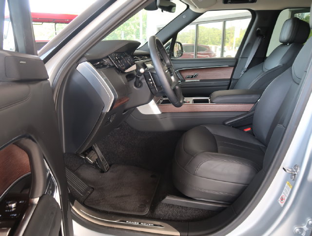 Used 2025 Land Rover Range Rover SE AWD/4WD image 13