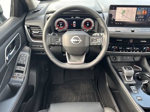 Used 2025 Nissan Rogue Platinum FWD image 18