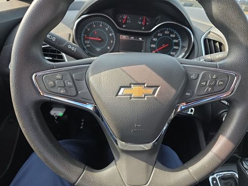 Used 2017 Chevrolet Cruze LT FWD image 5