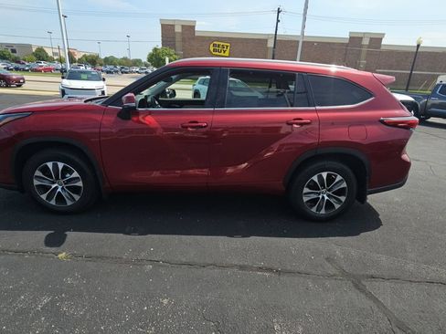 Used 2022 Toyota Highlander XLE AWD/4WD image 6