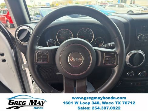 Used 2015 Jeep Wrangler Unlimited Rubicon w/ Connectivity Group AWD/4WD image 13