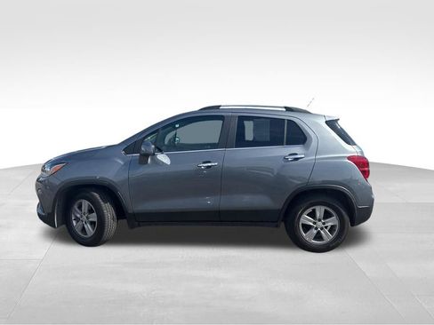 Used 2019 Chevrolet Trax LT w/ LT Convenience Package FWD image 2