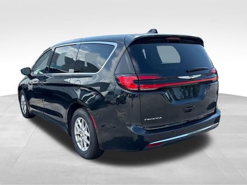 Used 2024 Chrysler Pacifica Touring-L FWD image 3
