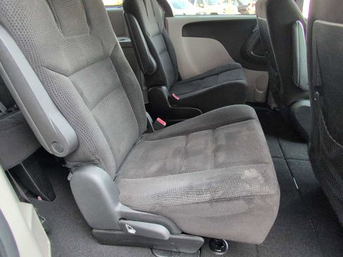Used 2015 Dodge Grand Caravan SE image 18