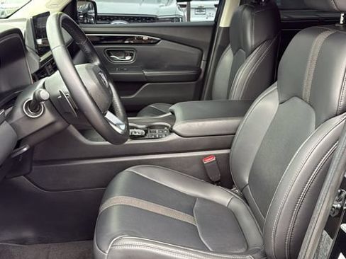 Used 2025 Honda Pilot Touring image 11