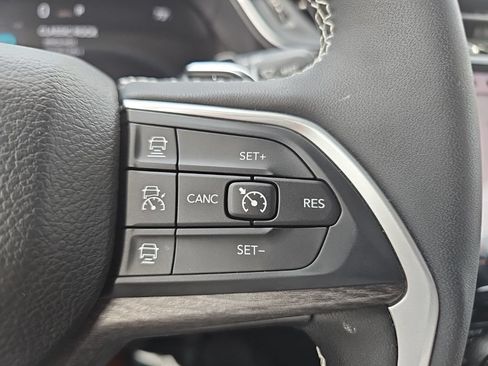 Used 2023 Jeep Grand Cherokee Limited AWD/4WD image 27