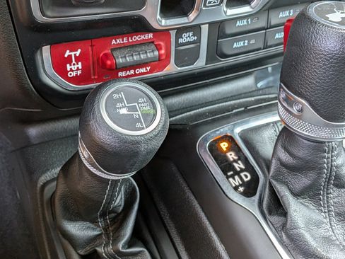 Used 2024 Jeep Wrangler Unlimited AWD/4WD image 31