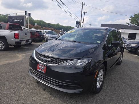 Used 2017 Chrysler Pacifica LX FWD image 2