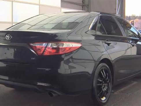 Used 2017 Toyota Camry SE image 3