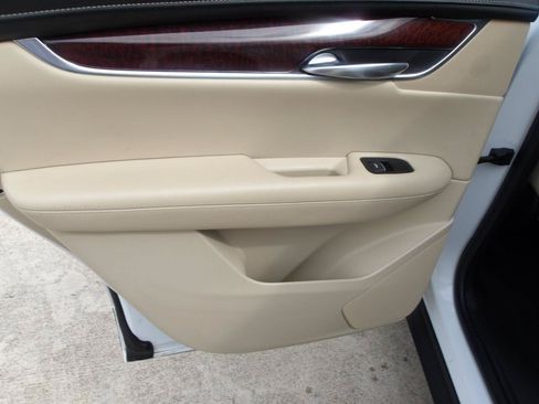 Used 2018 Cadillac XT5 Luxury w/ Driver Awareness Package FWD image 16