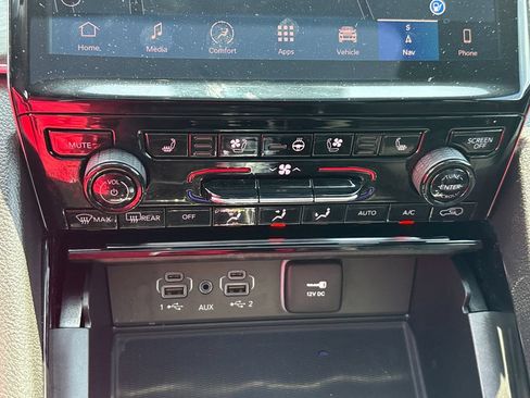 Used 2023 Jeep Grand Cherokee Overland w/ Luxury Tech Group IV RWD image 32