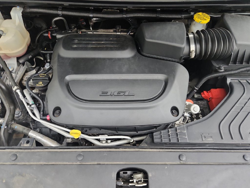 Certified 2025 Chrysler Pacifica Limited FWD image 41