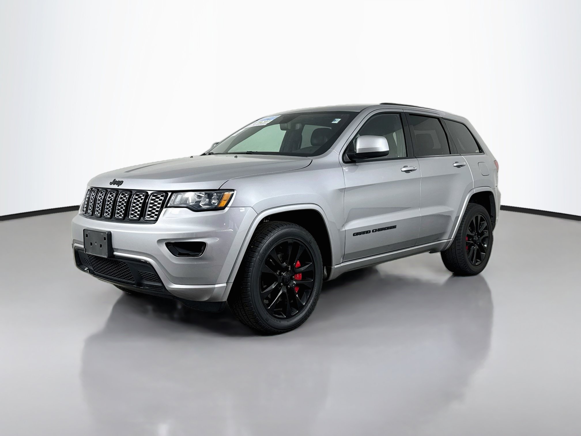Used 2019 Jeep Grand Cherokee Altitude AWD/4WD image 3
