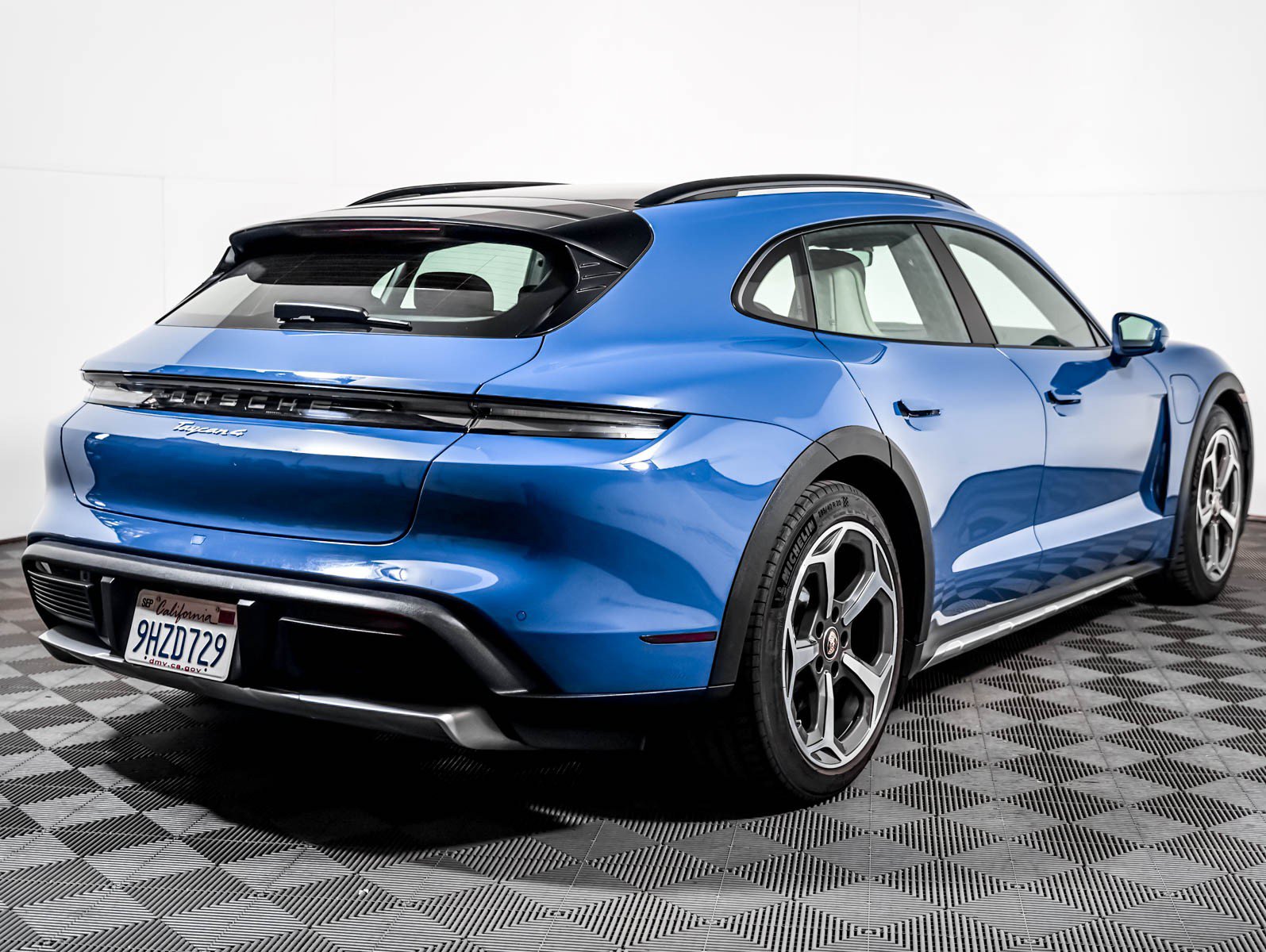 Certified 2023 Porsche Taycan 4 Cross Turismo AWD/4WD image 10