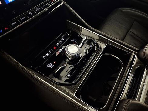 Used 2022 Jeep Wagoneer Series III w/ Premium Group I image 21