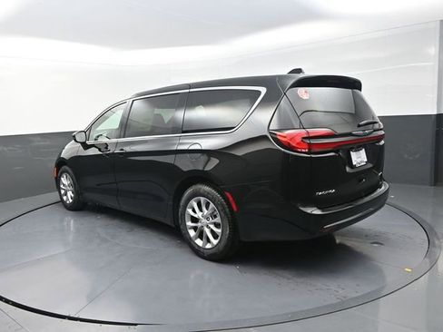New 2026 Chrysler Pacifica Limited image 7
