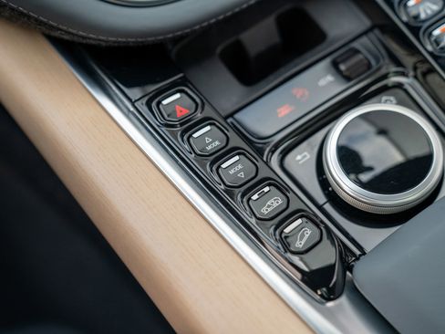 Used 2021 Aston Martin DBX image 24