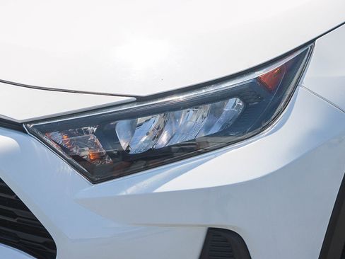 Used 2021 Toyota RAV4 LE FWD image 5