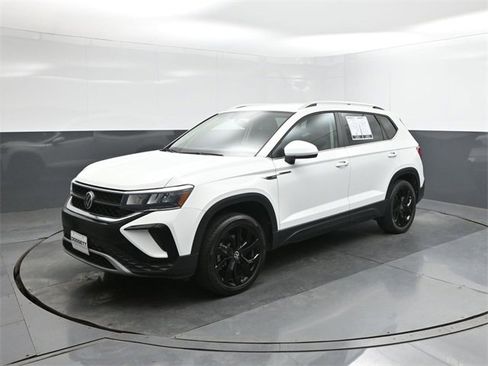 Used 2022 Volkswagen Taos SE image 1