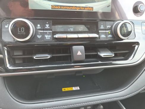 Used 2023 Toyota Highlander XLE AWD/4WD image 18