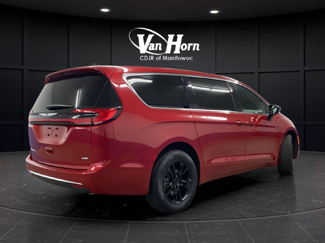 Used 2025 Chrysler Pacifica Select AWD/4WD image 7