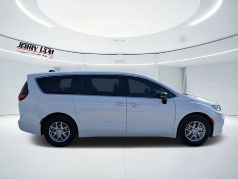 New 2026 Chrysler Pacifica Select image 2