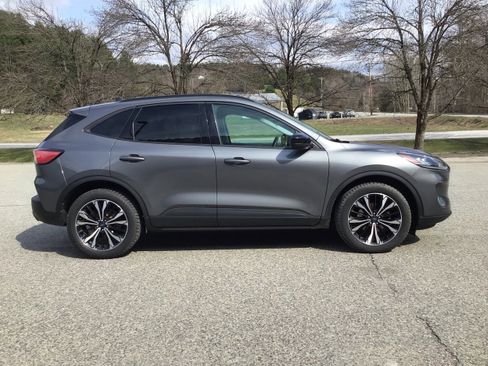 Used 2022 Ford Escape SE w/ SE Sport Appearance Package image 8