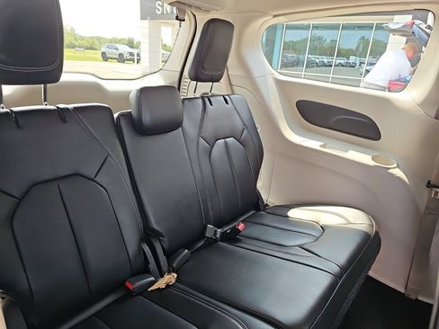 Used 2023 Chrysler Pacifica Touring-L FWD image 16