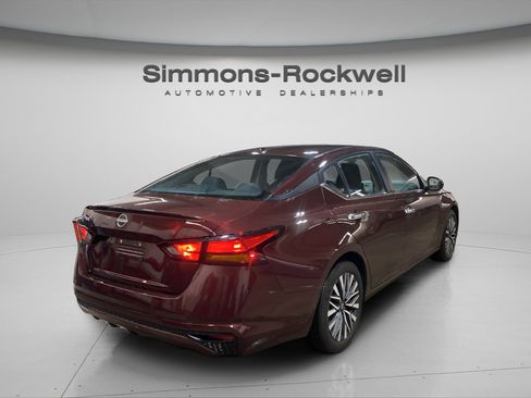 Used 2025 Nissan Altima 2.5 SV FWD image 5