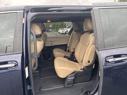 Used 2024 Toyota Sienna XLE image 9