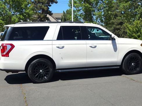 Used 2018 Ford Expedition Max XLT w/ Equipment Group 202A AWD/4WD image 9