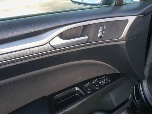 Used 2017 Ford Fusion SE FWD image 14