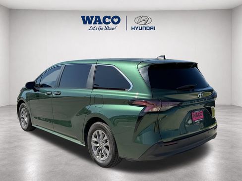 Used 2024 Toyota Sienna XLE FWD image 6