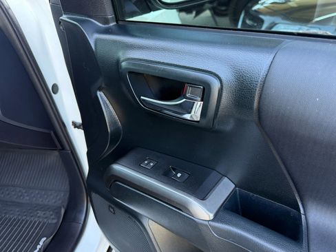 Used 2016 Toyota Tacoma TRD Sport AWD/4WD image 16