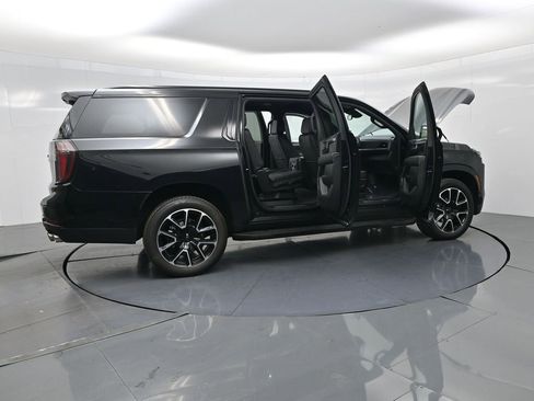 Used 2025 Chevrolet Suburban RST image 3