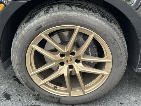 Used 2025 Porsche Macan image 11