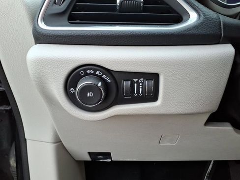 Used 2019 Chrysler Pacifica Limited FWD image 16
