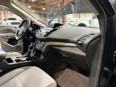 Used 2017 Ford Escape SE image 18