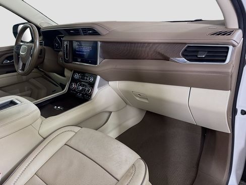 Used 2021 GMC Yukon XL Denali w/ Denali Premium Package image 30