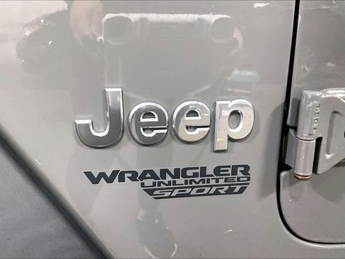 Used 2018 Jeep Wrangler Unlimited Sport S image 9
