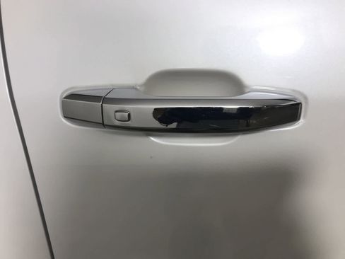 Used 2022 Chevrolet Silverado 2500 High Country w/ Safety Package II image 9