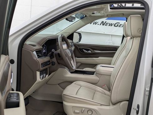 Used 2021 GMC Yukon Denali w/ Denali Premium Package image 3